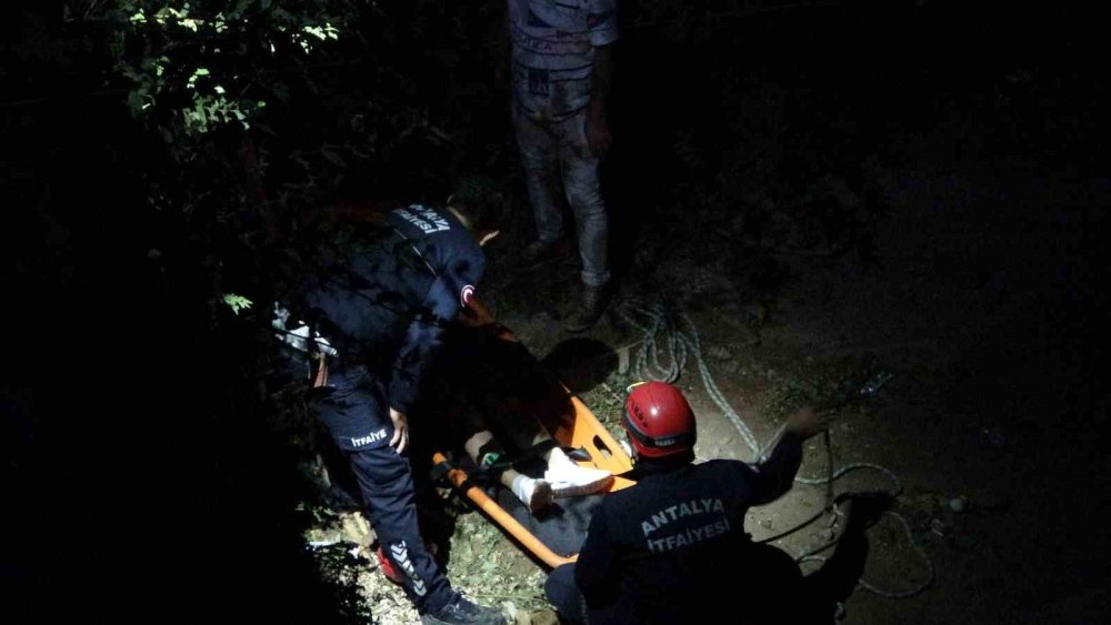Tabelaya rağmen yürüyen turist kendini çukurda buldu