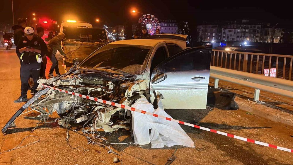 Bariyere vurdu motor yerinden fırladı