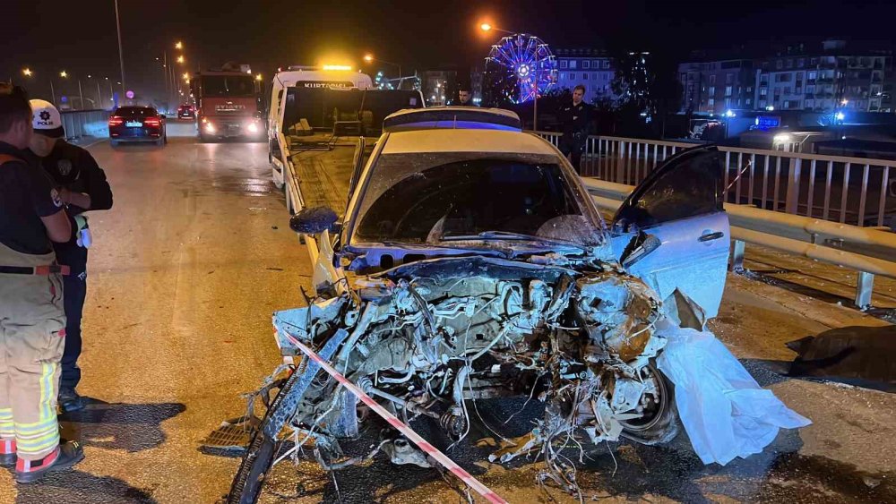 Bariyere vurdu motor yerinden fırladı