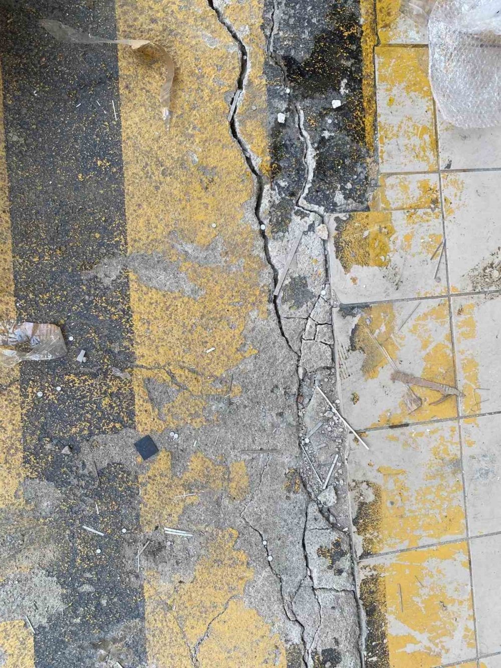 İstanbul'da neler oluyor? Binanın kolonları patladı