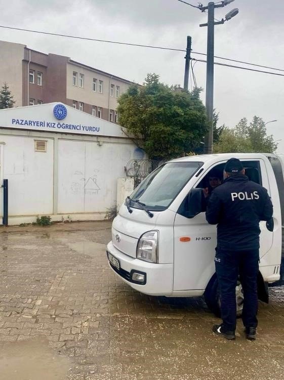 Öğrenci yurtlarının önüne gitmek yürek ister
