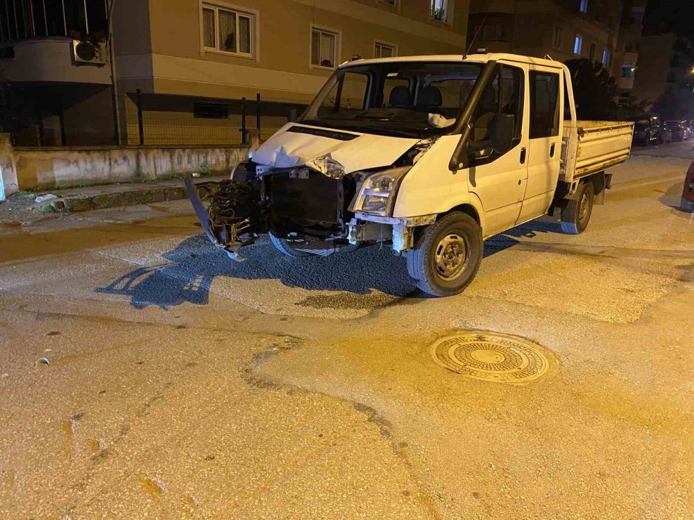 Otobüs ile kamyonet çarpıştı: Şans eseri yaralanan olmadı