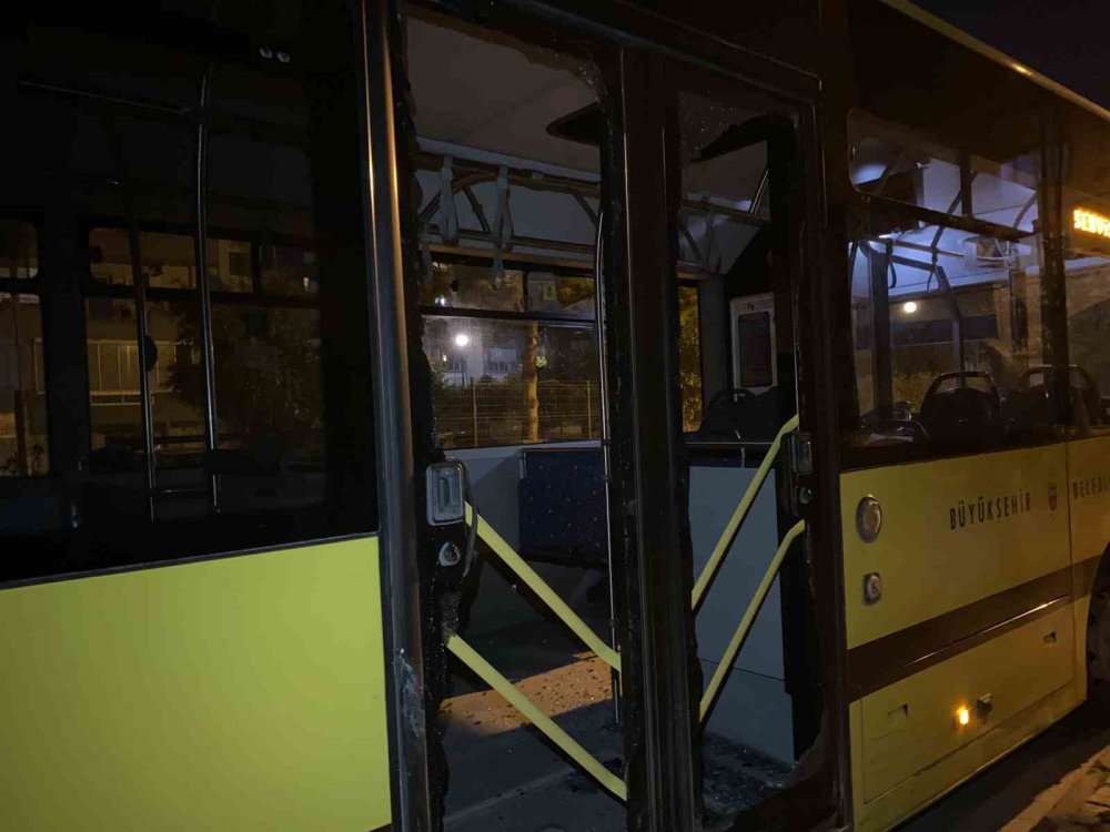 Otobüs ile kamyonet çarpıştı: Şans eseri yaralanan olmadı