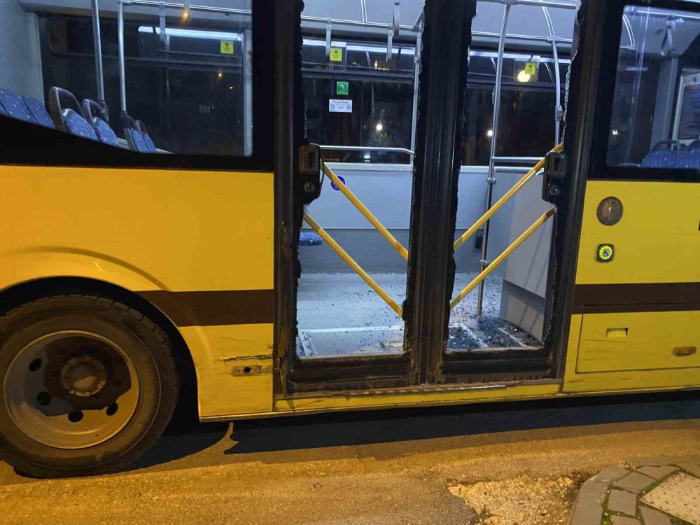 Otobüs ile kamyonet çarpıştı: Şans eseri yaralanan olmadı