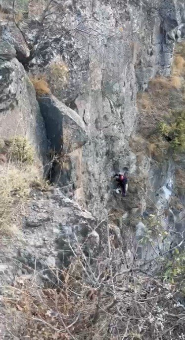Uçurumda mahsur kalan keçi kurtarıldı