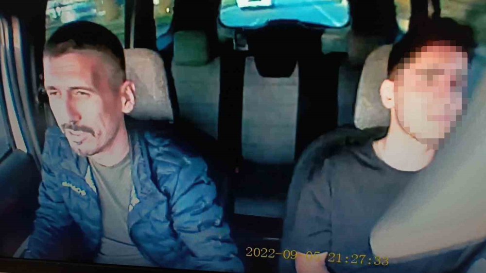 Dolandırıcılar bindikleri takside baltayı taşa vurdu