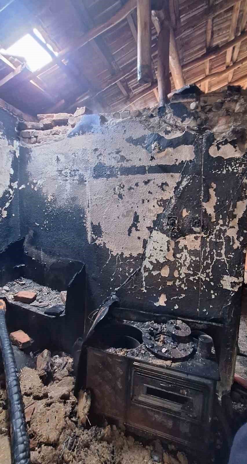 Odadaki soba ahşap evi küle çevirdi
