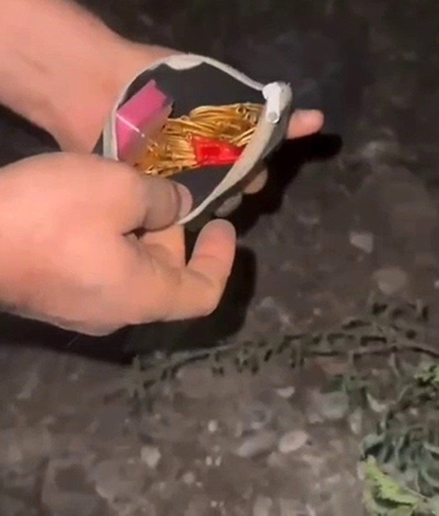 Çaldıkları altın dolu keseyi toprağa gömdüler, polis bulup çıkardı