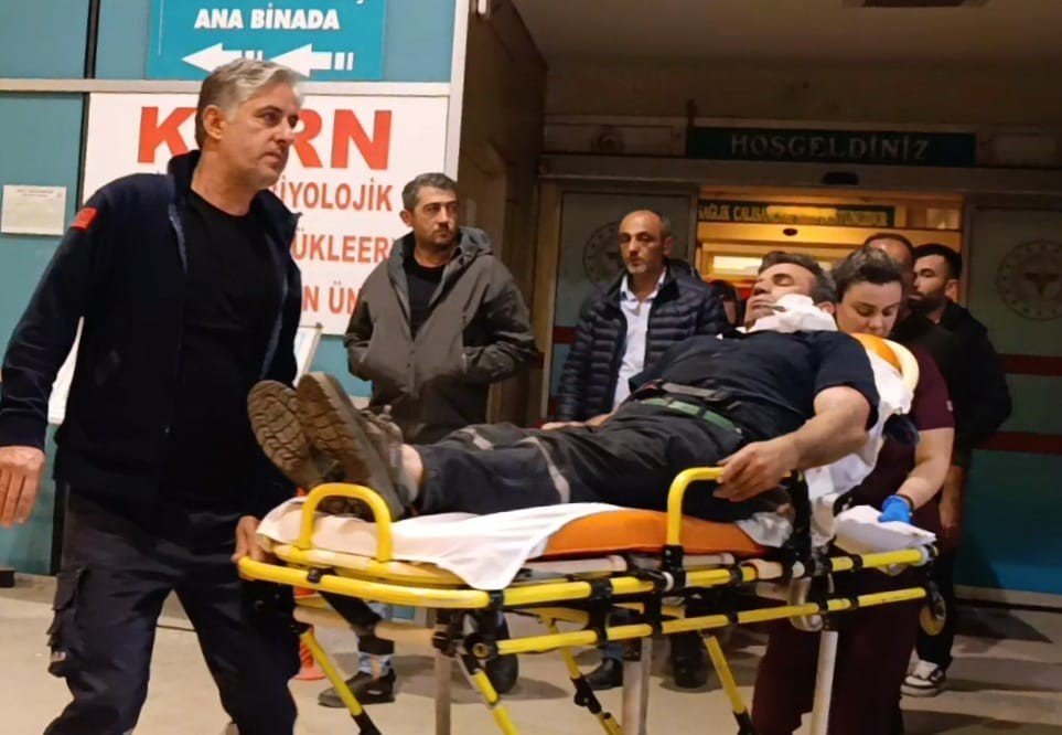 Kömür indirirken yüzüne demir saplandı