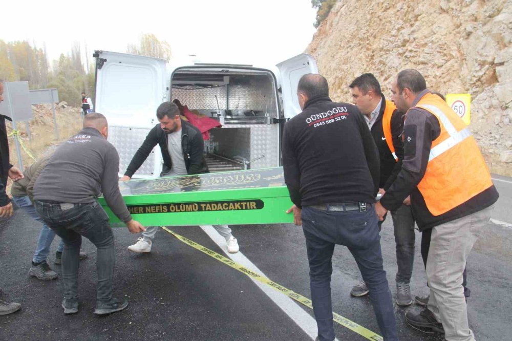 Kara Haber Beyşehir'den Geldi: Virajdaki Kaza Bir Aileyi Yasa Boğdu