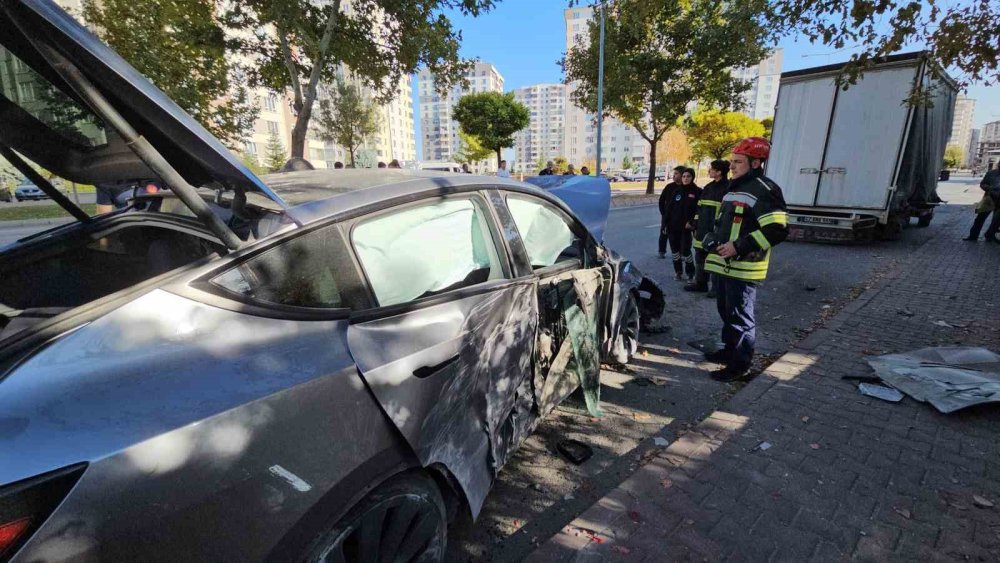 Tesla'nın hız denemesini, Konya kamyoneti durdurdu