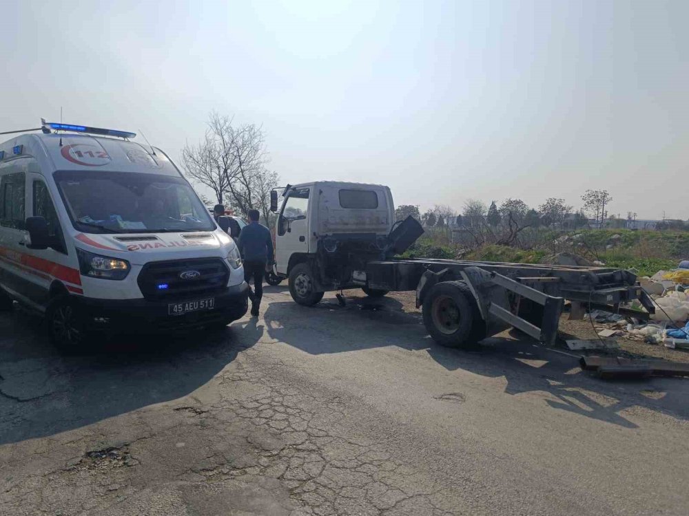 Tren Kamyonete Çarptı: Kasa Koptu