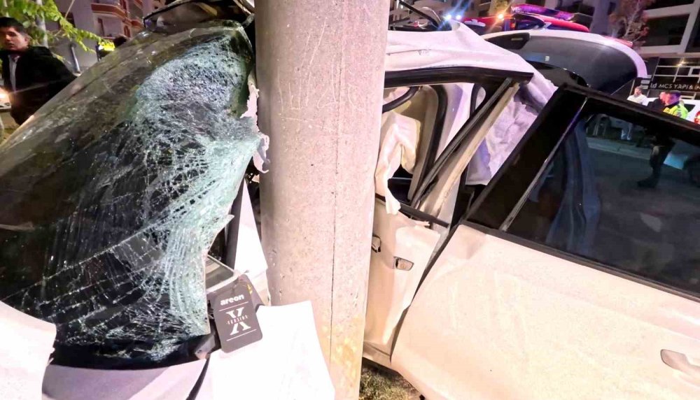 Aksaray Bulvarı'nda Kan Donduran Kaza: Direğe Saplanan Araçta Sıkıştılar