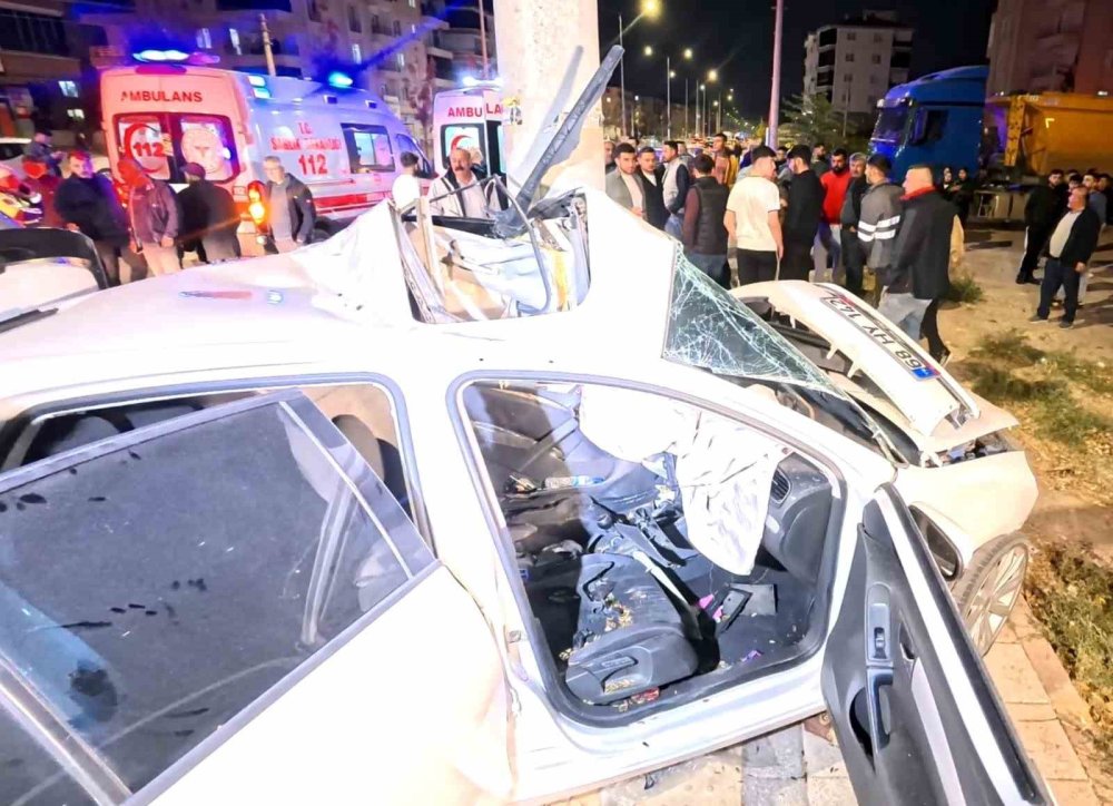 Aksaray Bulvarı'nda Kan Donduran Kaza: Direğe Saplanan Araçta Sıkıştılar