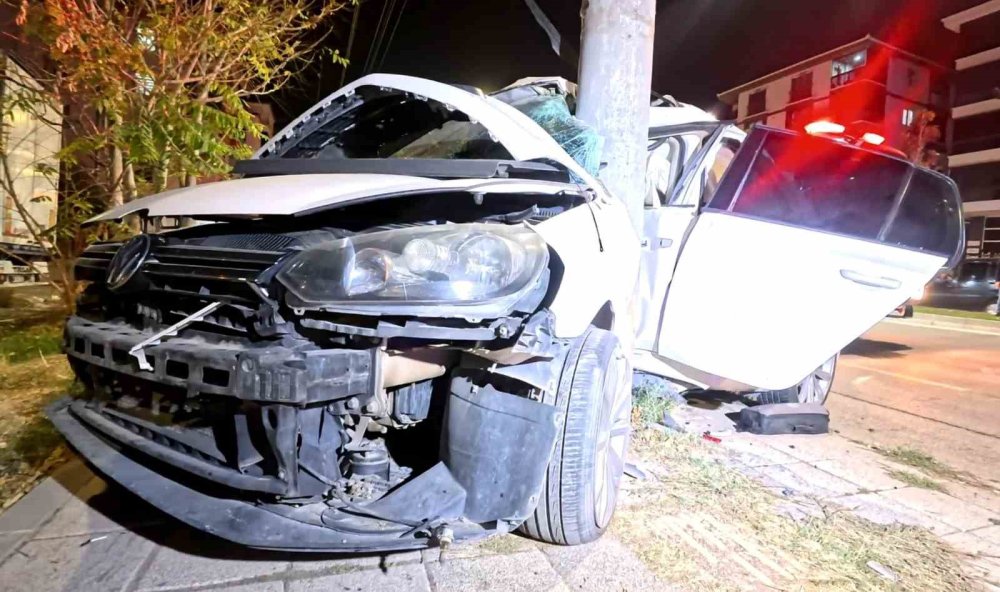 Aksaray Bulvarı'nda Kan Donduran Kaza: Direğe Saplanan Araçta Sıkıştılar