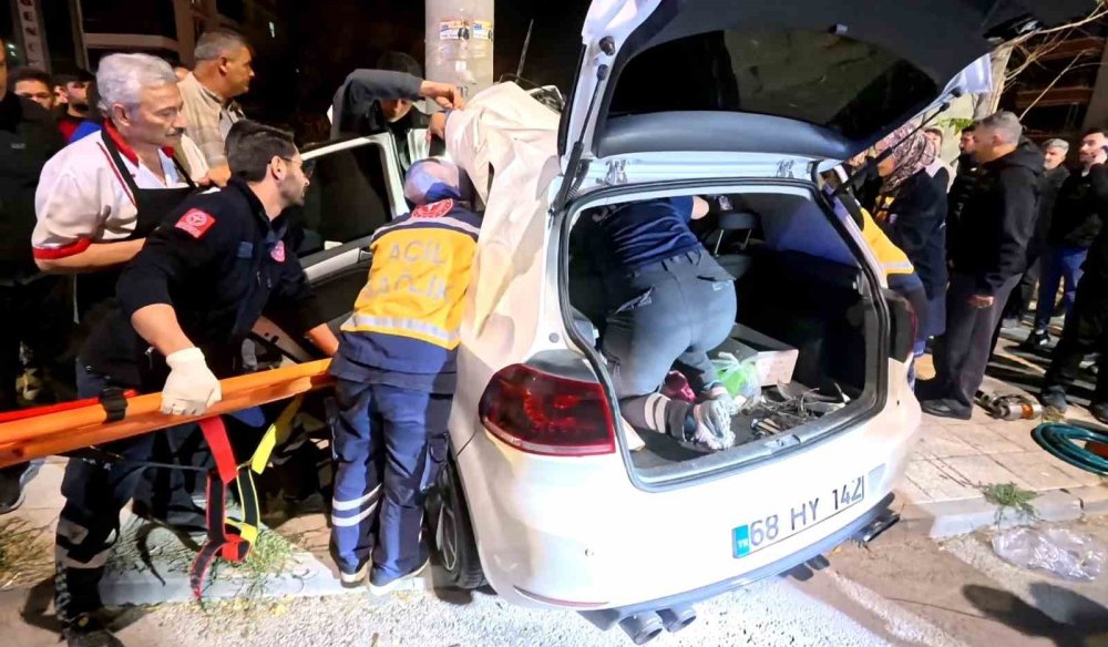Aksaray Bulvarı'nda Kan Donduran Kaza: Direğe Saplanan Araçta Sıkıştılar