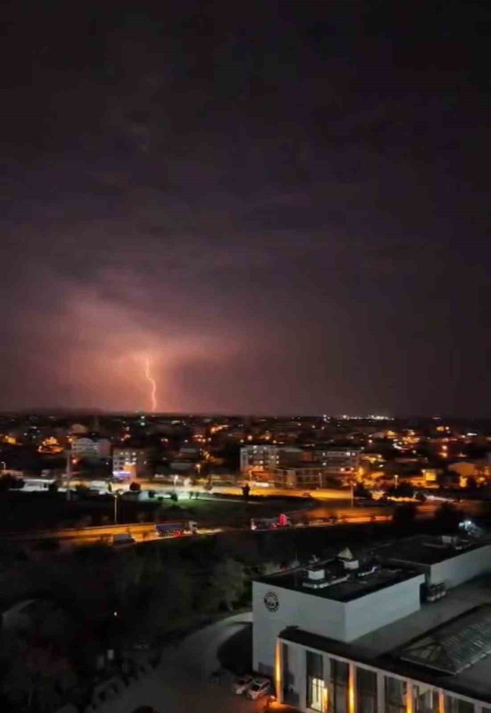 Geceyi Gündüze Çeviren Şimşek Şöleni Dron Kamerasına Yansıdı