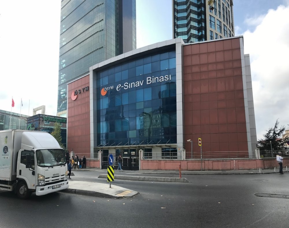 ÖSYM'den Dijital Dönüşümde Yeni Adım: E-Sınav Sistemi Yaygınlaşıyor