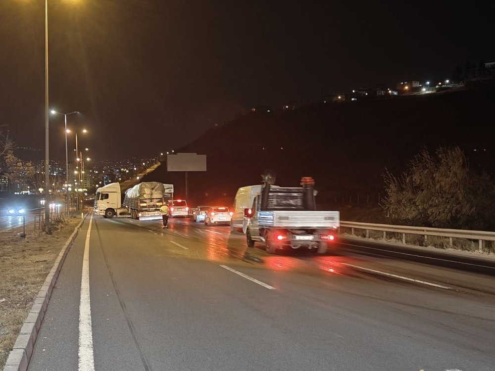 Patates Yüklü Tır Makasladı: Yola Saçılan Patatesler Trafiği Aksattı