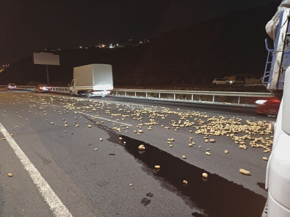 Patates Yüklü Tır Makasladı: Yola Saçılan Patatesler Trafiği Aksattı