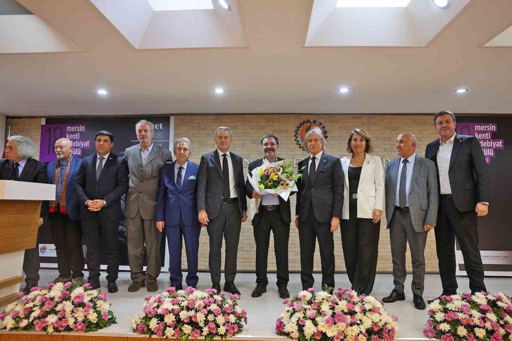 Yıllar geçse de hiç değişmedi! Ahmet Ümit Mersin'de ödül aldı