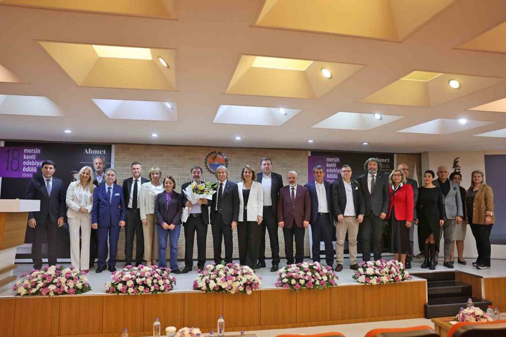 Yıllar geçse de hiç değişmedi! Ahmet Ümit Mersin'de ödül aldı
