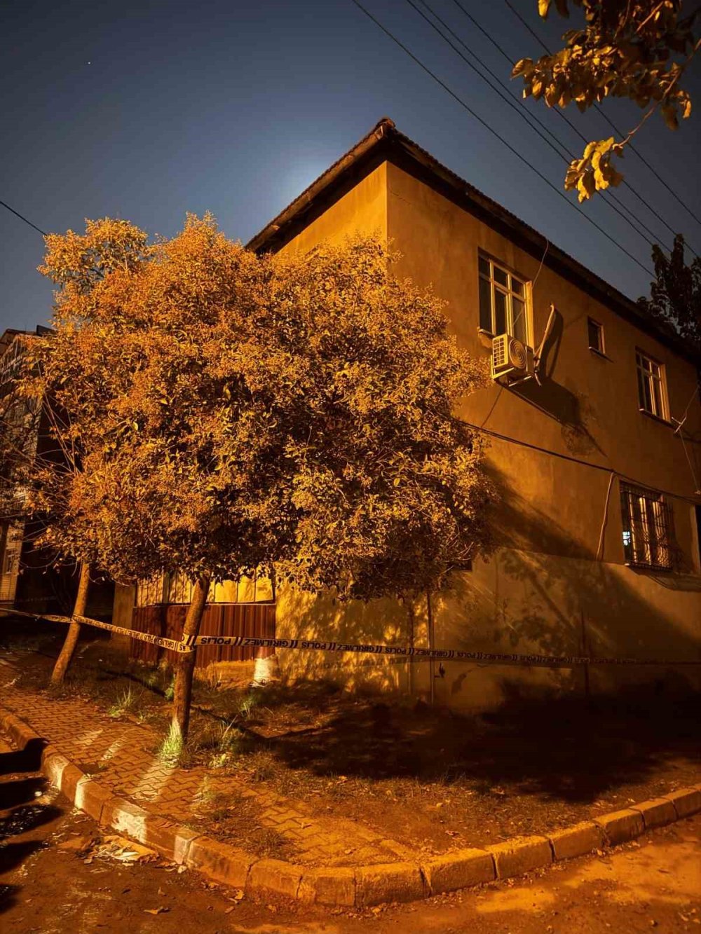 Gebze'de yer yerinden oynadı! 1 binada daha çatlak tespit edildi