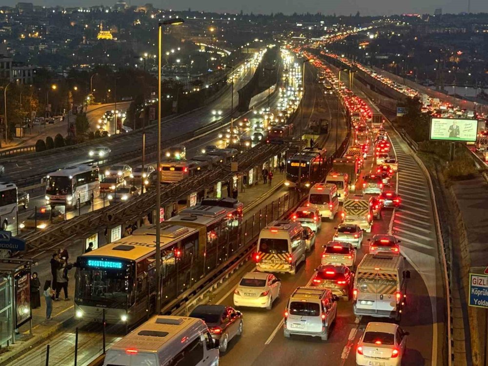 İstanbul'dan bir haftalık kaçış başladı trafik adım adım ilerledi