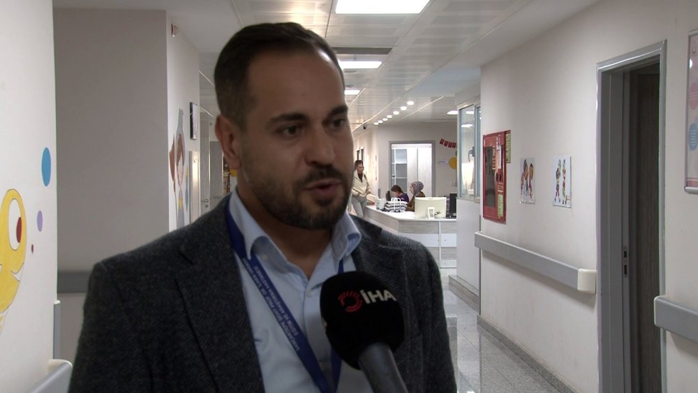 Ağrıdan kıvranan 2 yaşındaki çocuğun karnından çıktı