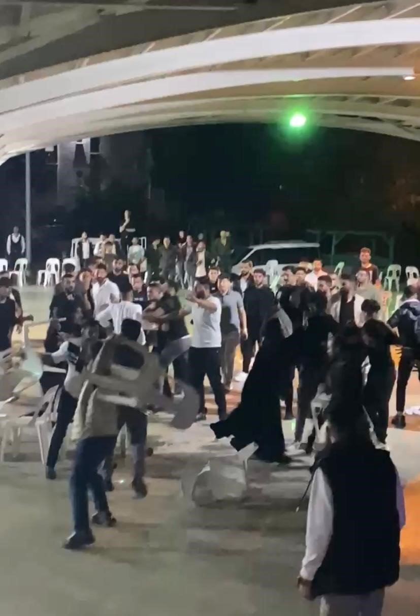 Antalya'da düğün alanı savaş alanına döndü