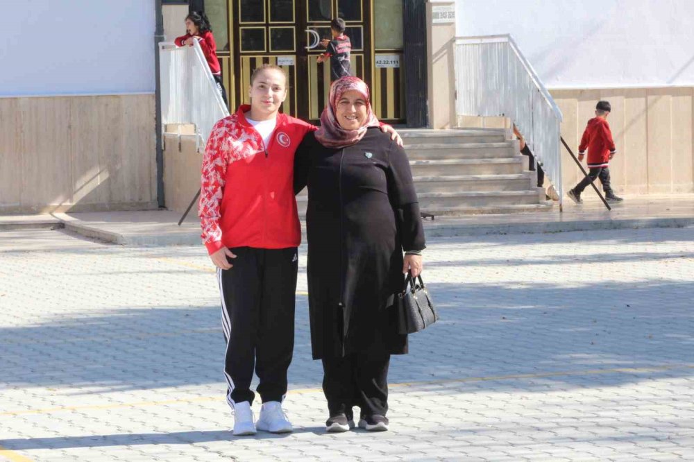 Konya'nın bayan herkülü Hatice Karagöz