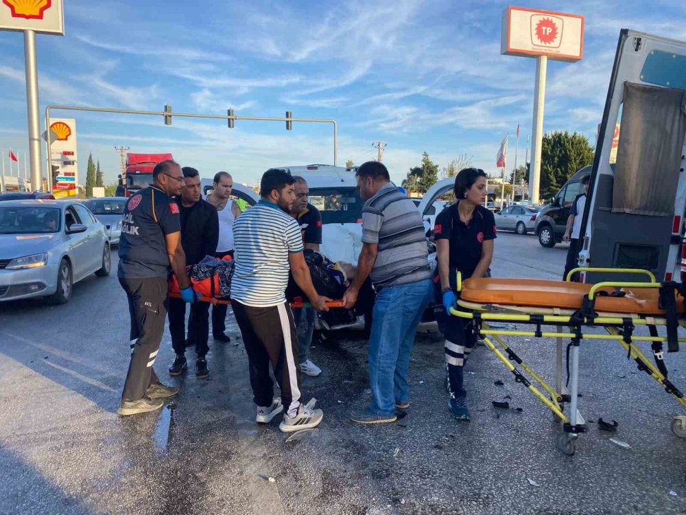 Serik'te kaza oldu yol kapandı