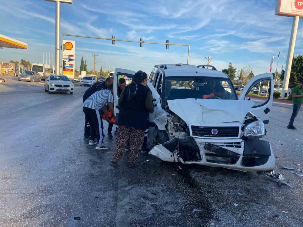 Serik'te kaza oldu yol kapandı