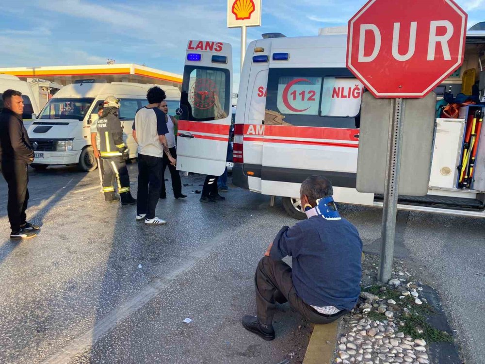 Serik'te kaza oldu yol kapandı