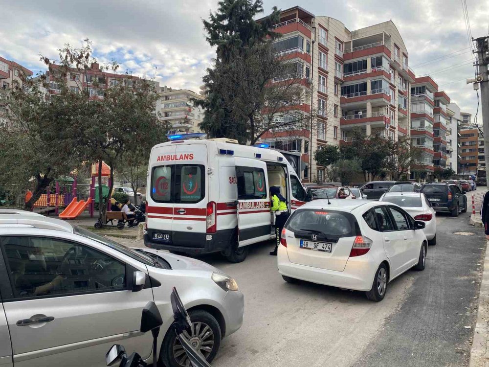 Dengesini kaybedip yola düşen adama kamyon çarptı