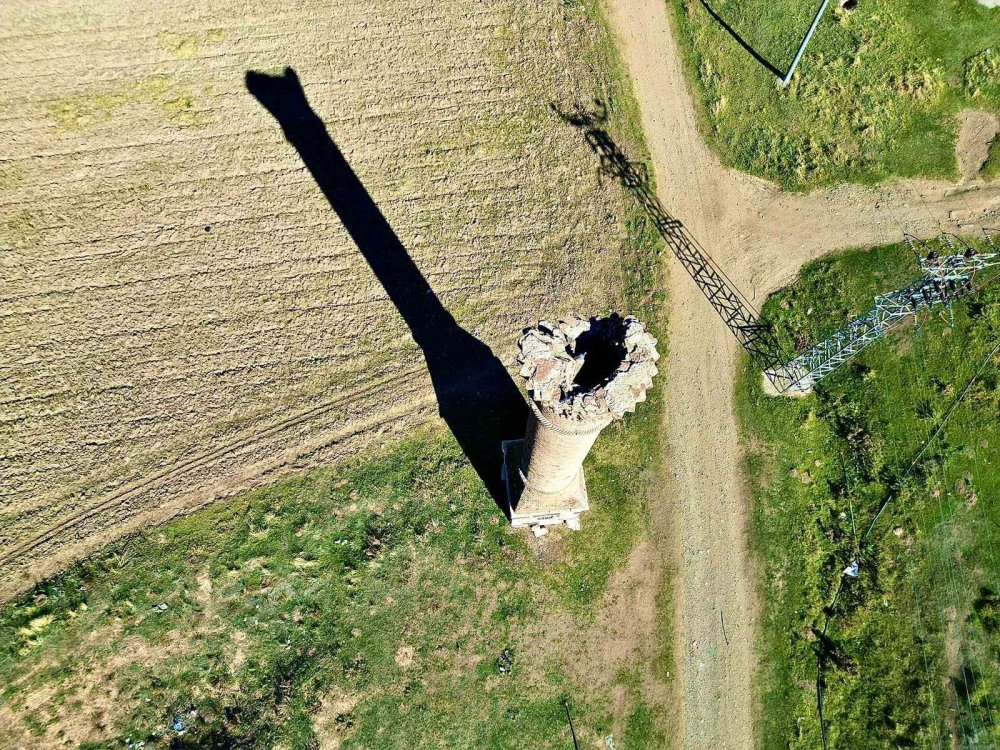 Yüzyıllara Meydan Okuyan Selçuklu Harikası: Kırık Minare