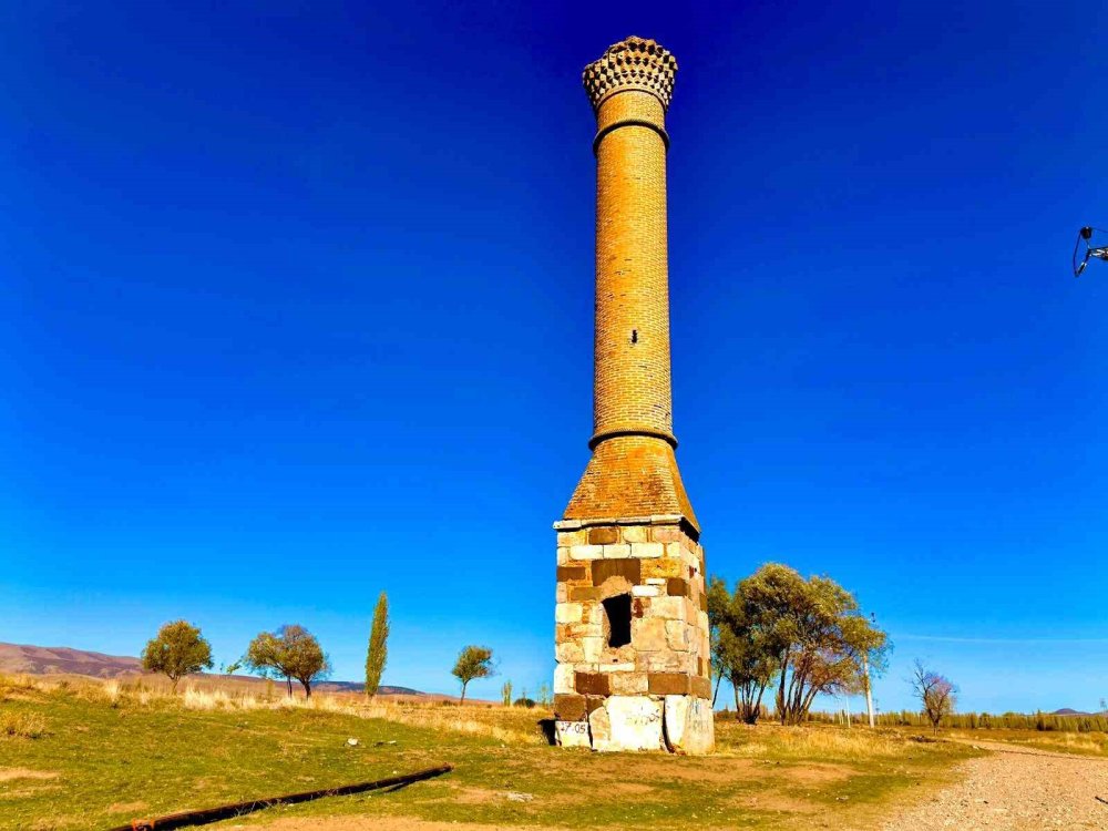 Yüzyıllara Meydan Okuyan Selçuklu Harikası: Kırık Minare