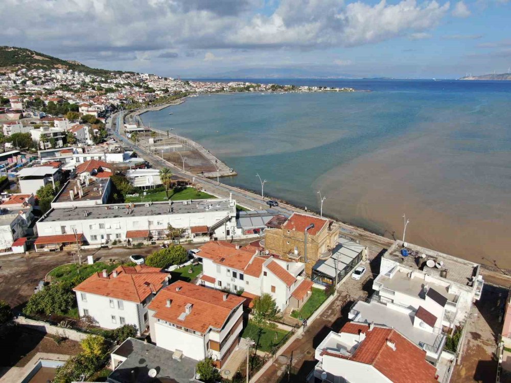 Foça'da Sel Felaketi: Deniz Kırmızıya Dönüştü