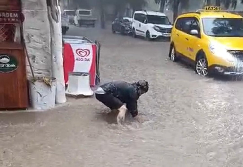Foça'da Sel Felaketi: Deniz Kırmızıya Dönüştü