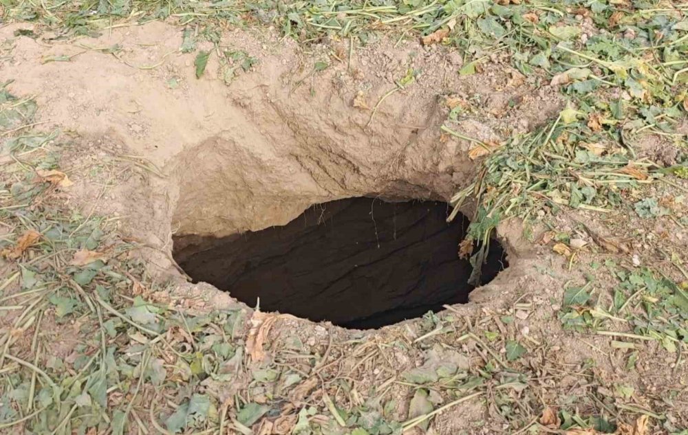 Pancar tarlasında dehşete düşüren görüntü: 15 metre derinliğinde obruk oluştu