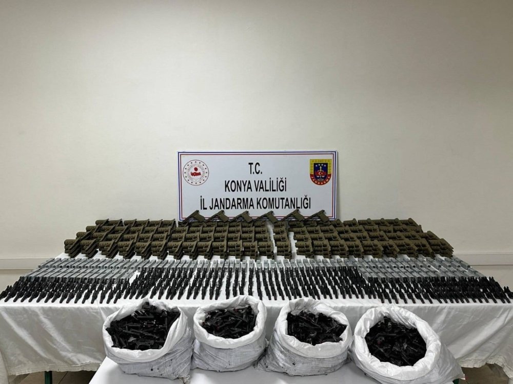 Ağaçların Arasına Saklanmış Silah Deposunu Jandarma Buldu