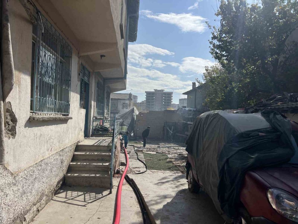 Metruk Evde Büyük Yangın Paniği! Ekipler Sıçramadan Önce Söndürdü