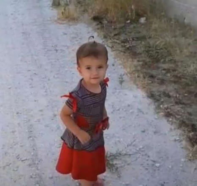 2 yaşındaki kız çocuğu, babasının kullandığı traktörün altında can verdi