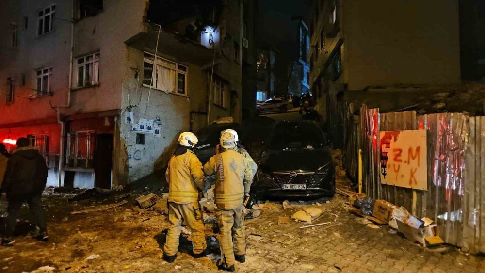 Doğal gaz patlaması evin duvarını yıktı