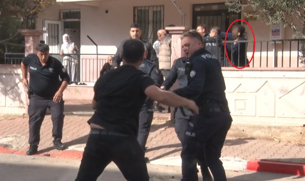 Evi yakmaya çalıştı, eşyaları sokağa fırlattı, çıkışta akraba dayağı yedi