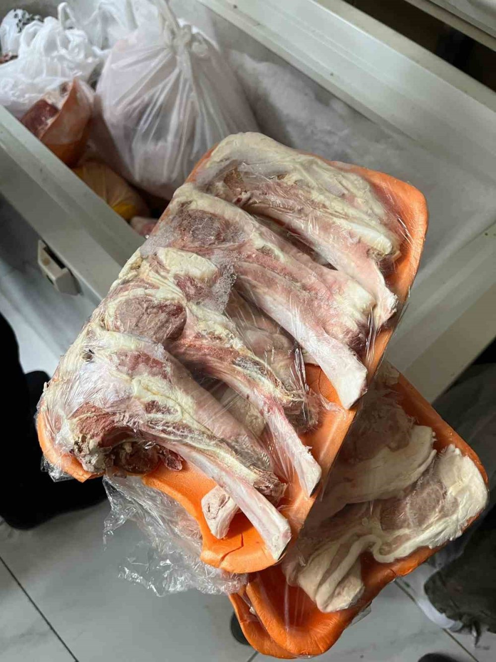 Kasap dükkanının üretim bölümüne giren zabıtalar şok oldu