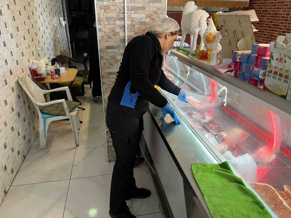 Kasap dükkanının üretim bölümüne giren zabıtalar şok oldu