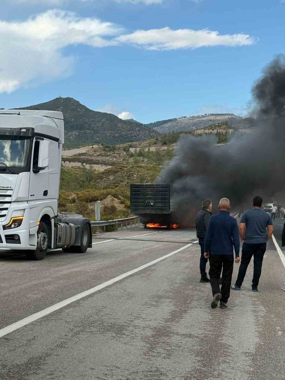 Konya-Antalya Yolu’nda Korkutan Yangın: Mermer Yüklü Dorse Kül Oldu