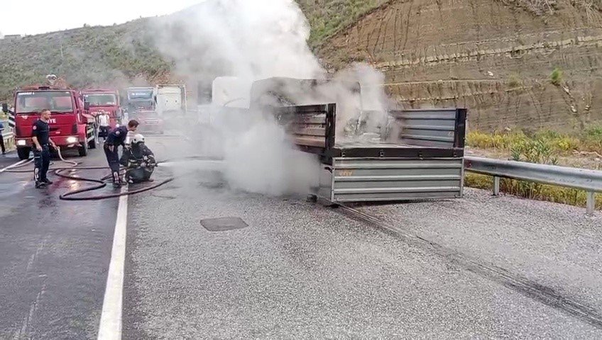 Konya-Antalya Yolu’nda Korkutan Yangın: Mermer Yüklü Dorse Kül Oldu