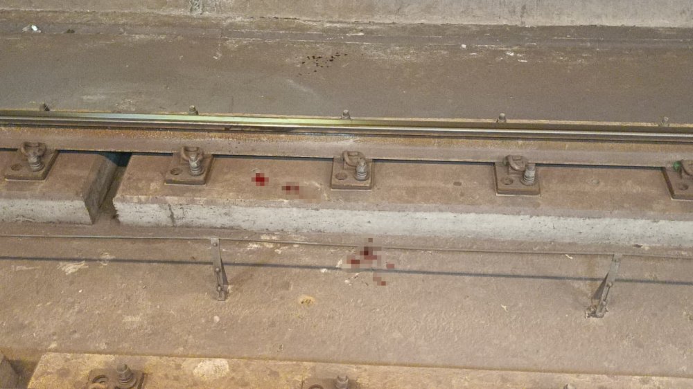 Metroda Film Gibi Kurtarma! Vatandaşlar Canını Hiçe Sayıp Raylardan Aldı